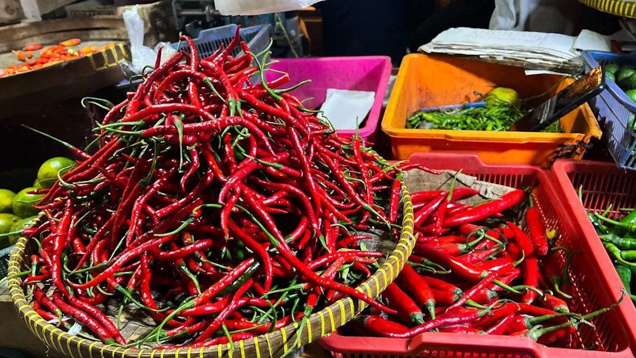KONSUMEN MENJERIT: PIHPS Catat Harga Cabai Rawit Tembus Rp70.200/Kg, Telur Ayam Sentuh Rp32.450/Kg
