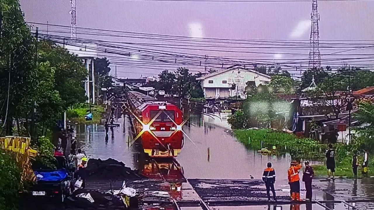 Jalur KA di Pekalongan Kembali Dibuka Usai Terendam Banjir