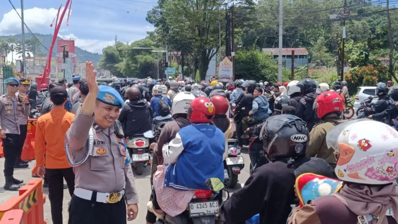 Arus Kendaraan di Jalur Utama Bandung–Garut Padat, Polisi Lakukan Pengaturan Lalu Lintas